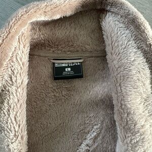 New W/tags 32 Heat fuzzy winter jacket. Women’s Size L